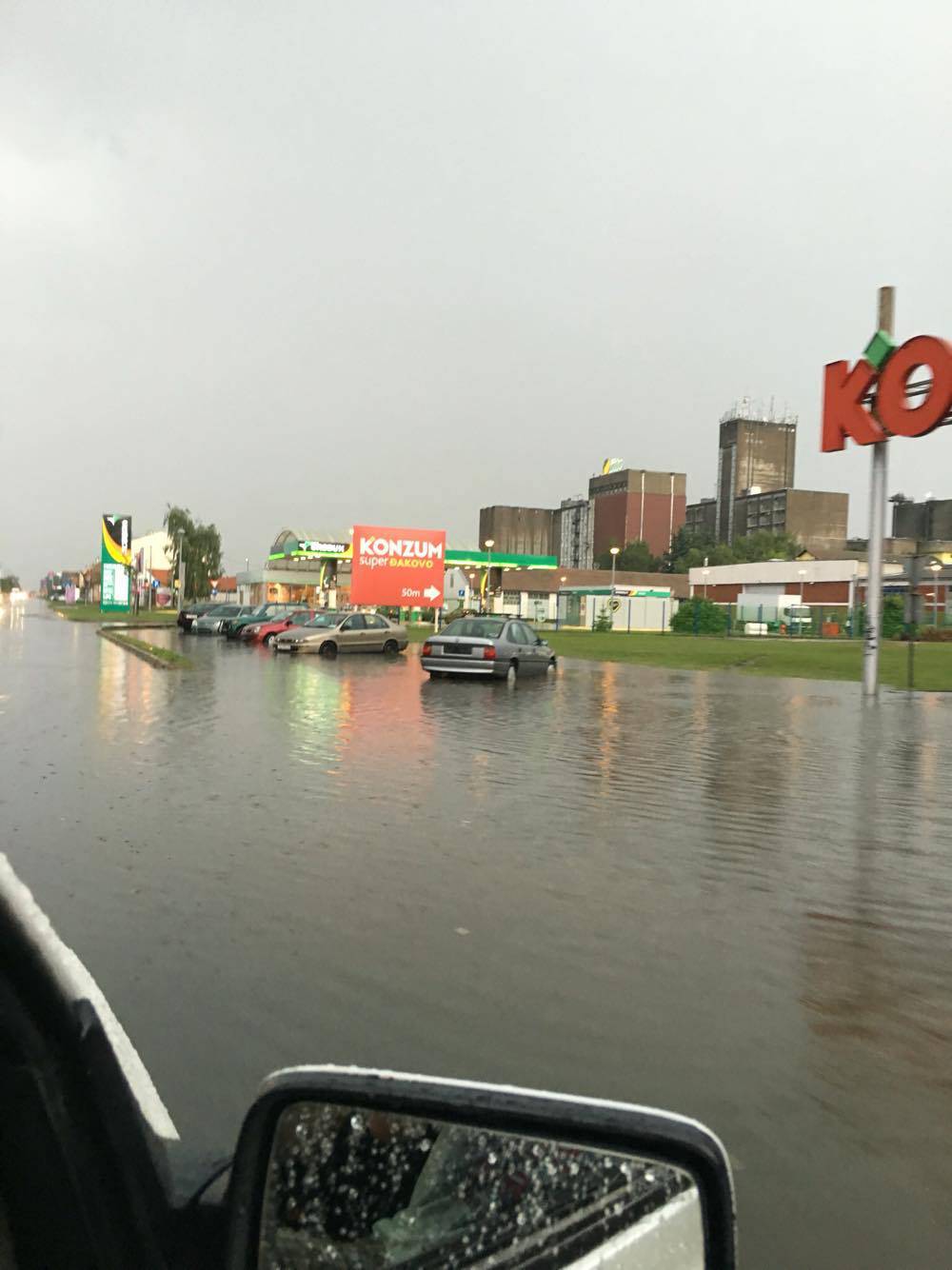 Nevrijeme: Padala tuča, puhao jak vjetar, ceste bile pune vode