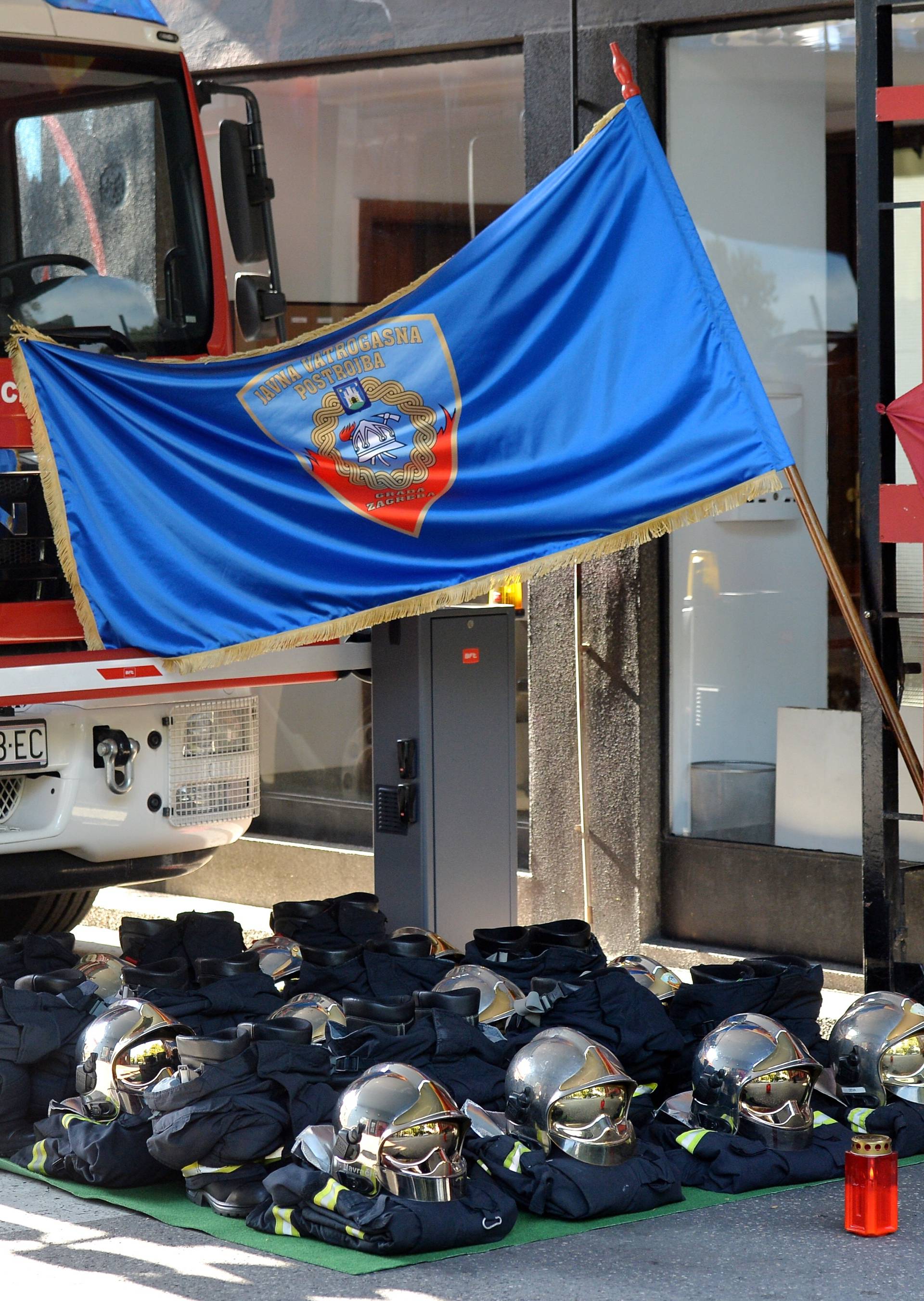 Postavili 12 uniformi u spomen na 12 poginulih vatrogasaca
