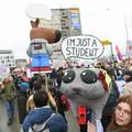 Studenti preplavili ulice. Masa prosvjeduje u Kragujevcu. Vučić dijeli sendviče svojim biračima