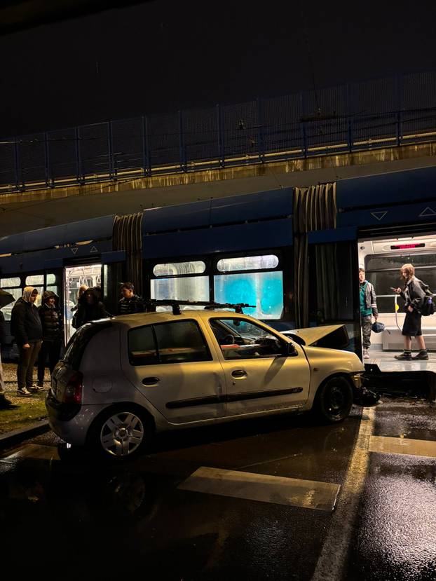 FOTO Auto se zabio u tramvaj kod Utrina, putnici u šoku: 'Tu je udario baš gdje sam sjedila'