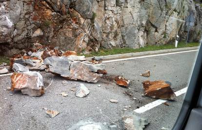 Na Jadranskoj magistrali s brda se odlomio komad stijene
