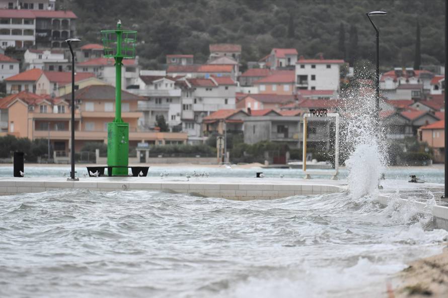 Zbog obilne kiše i juga poplavljene su prometnice Trogira i Čiova
