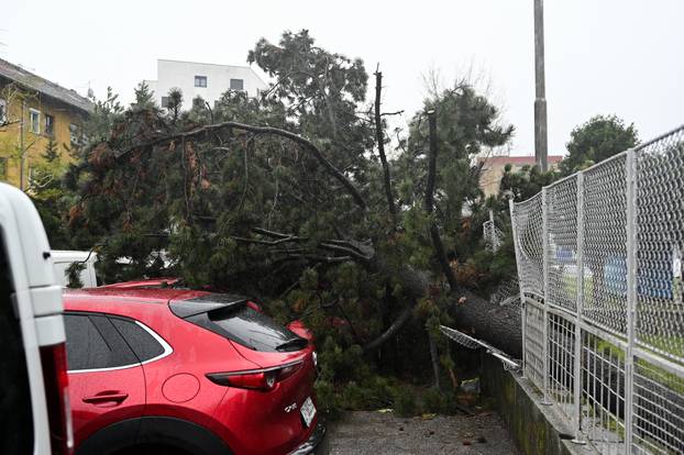 Olujno nevrijeme napravilo veliku štetu u Zagrebu