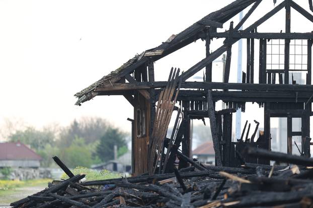 Osijek: Očevid jučerašnjeg požara na barakama uz prugu