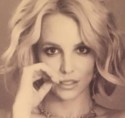 Raspametila fanove: Britney na golo tijelo stavila samo ogrlicu