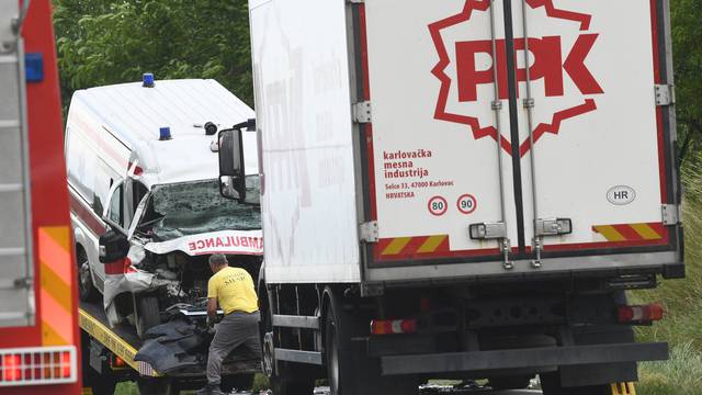 Garešnica: U sudaru kamiona i sanitetskog vozila poginule dvije osobe
