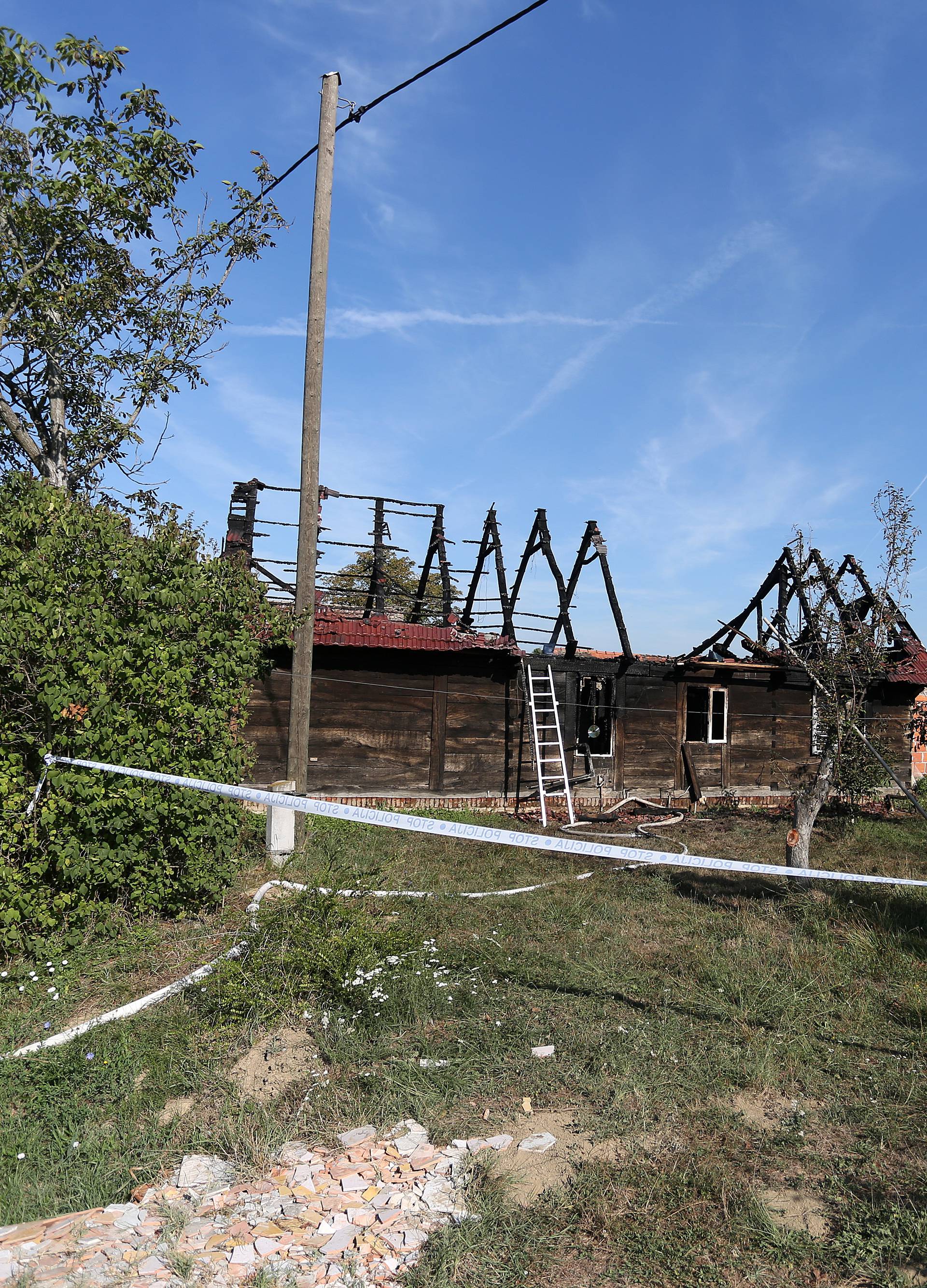 Dvoje ljudi poginulo u  požaru drvene kuće u Ivanić Gradu