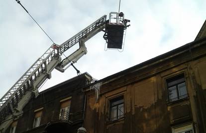 Vatrogasci su čistili sige s krovova  zgrada u Zagrebu