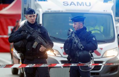 Francuska policija u potrazi za bivšim vojnikom: 'Sa sobom ima moćno i opasno oružje'