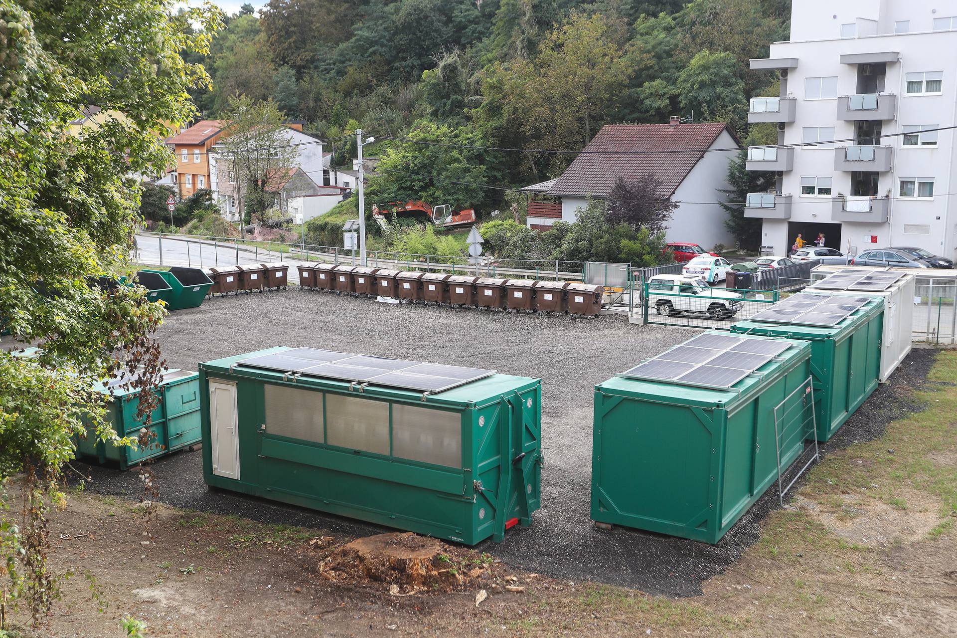 'Živjet ćemo u smeću': Digli su reciklažno dvorište točno iza stanice s koje djeca idu u školu!