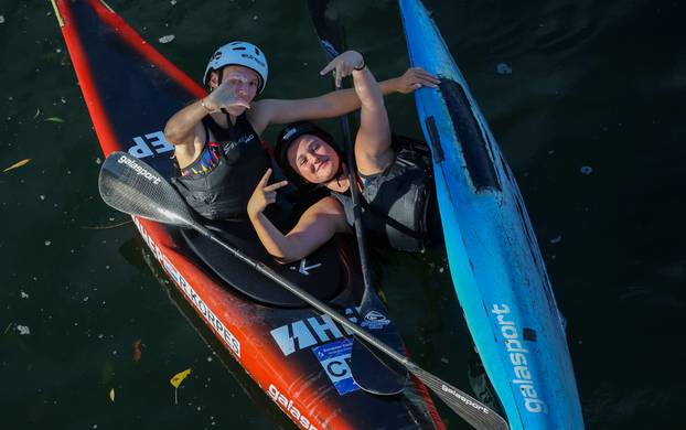 Zagreb: Kajakašice i kajakaši uživaju u Savi čiji je nizak vodostaj otkrio sprudove