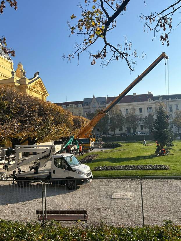 FOTO U Zagrebu se pripremaju za Advent: Slaže se klizalište...
