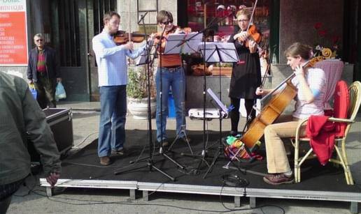 Orkestar svirao Mozarta za kupce i trgovce na placu