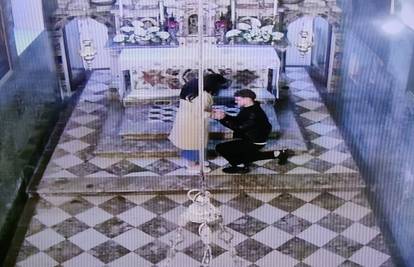 FOTO Predivne scene u Svetištu: Mladić kleknuo i zaprosio curu!