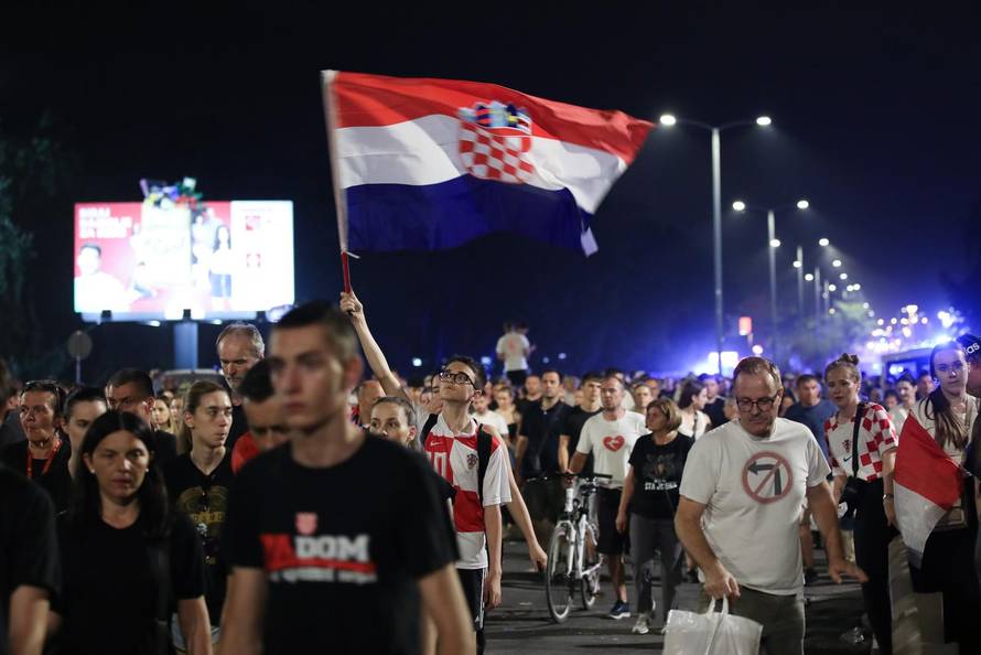 Zagreb: Završio je koncert Marka Perkovića Thompsona, kolone ljudi idu s hipodroma