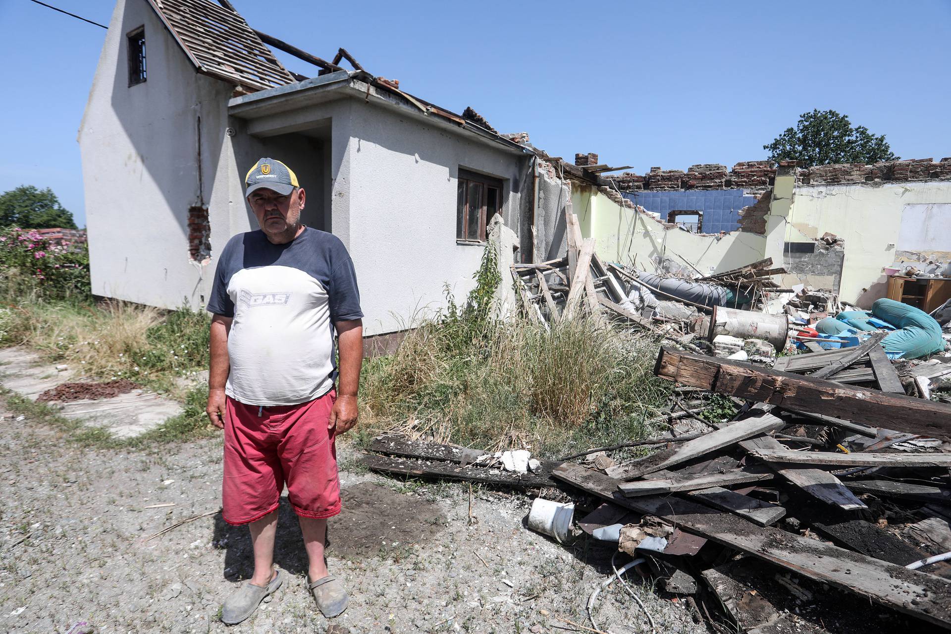 'Donijeli su mi materijal pred kuću, ali nema tko srušiti staru'