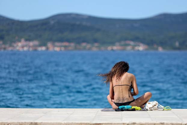 Sunčanje na rivi u Zadru