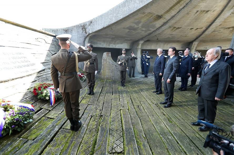 Gordan Jandroković i suradnici polaganjem vijenaca odali počast stradalima u Jasenovcu