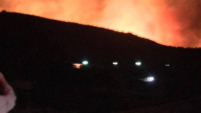 Širi se požar s Biokova: Vatra se spušta prema Makarskoj