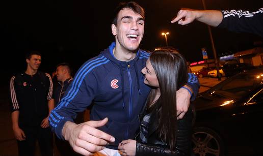 FOTO Dario &Scaron;ari&cacute; dr&zcaron;i partnericu daleko od o&ccaron;iju javnosti. Evo tko je ona: '&Zcaron;elim da bude po mom'