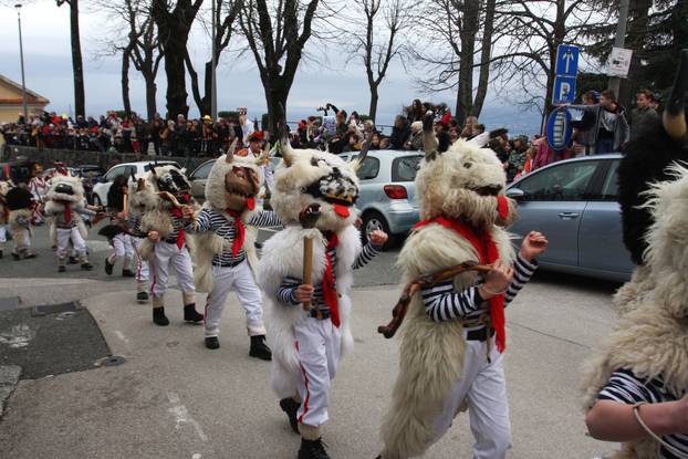 Rijeka: Doček Halubajskih zvončara u centru grada