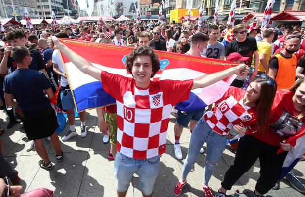 Sve je u kockicama: Pogledajte navijanje u Zagrebu i Splitu
