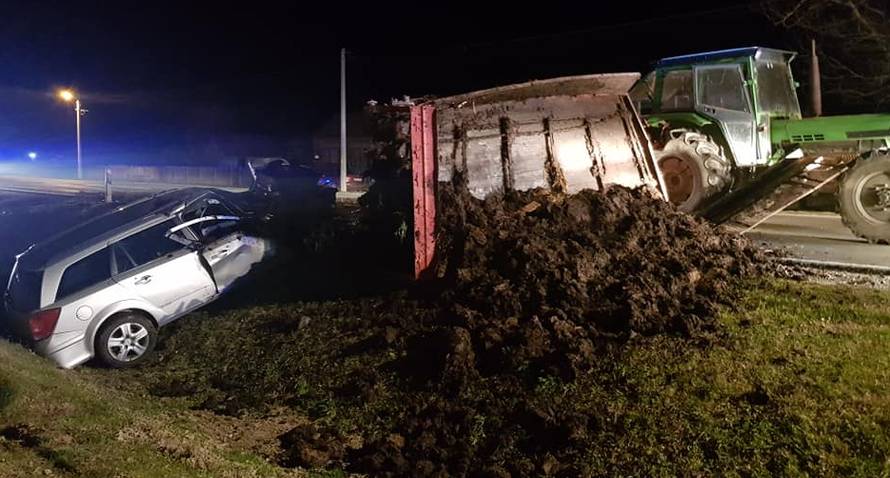 Zabio se u prikolicu punu gnoja pa ga vatrogasci vadili iz auta