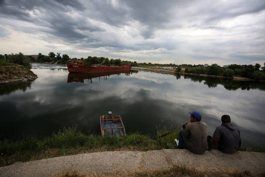 Zagreb: Izvlačenje broda nasukanog na slapovima Save kod toplane