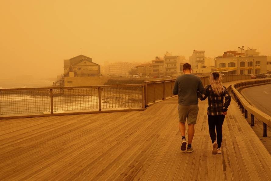 FOTO Prometni kolaps u Grčkoj: Poljak se utopio kod Atene, a Kretu 'obojio' pijesak iz Sahare