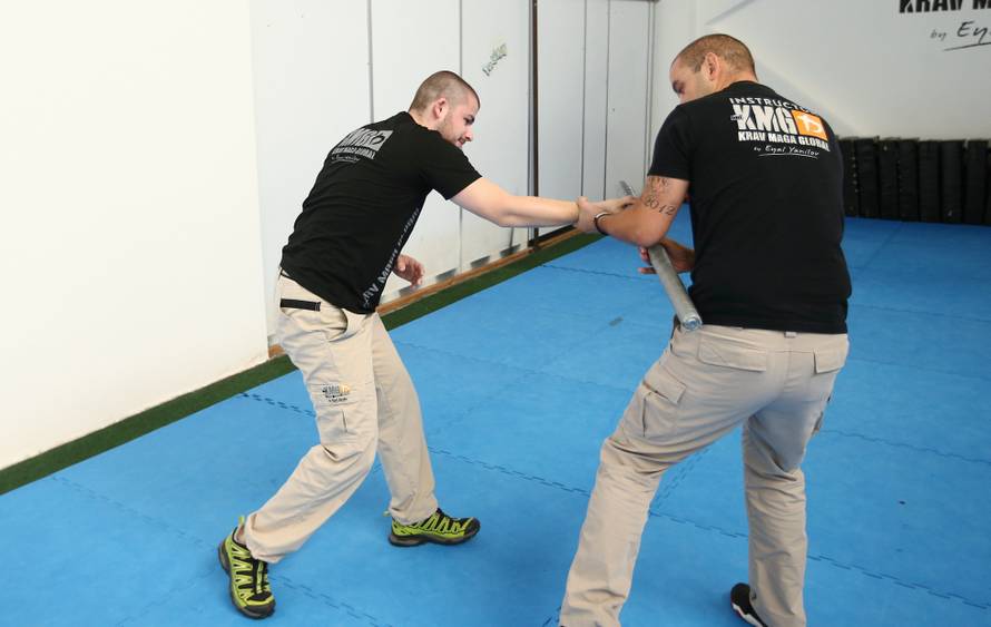 Naučite se spasiti od napada palicom, nožem i pištoljem!