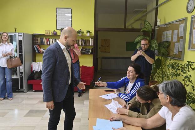 Jastrebarsko: Kandidat za župana Mihael Zmajlović glasovao u drugom krugu lokalnih izbora