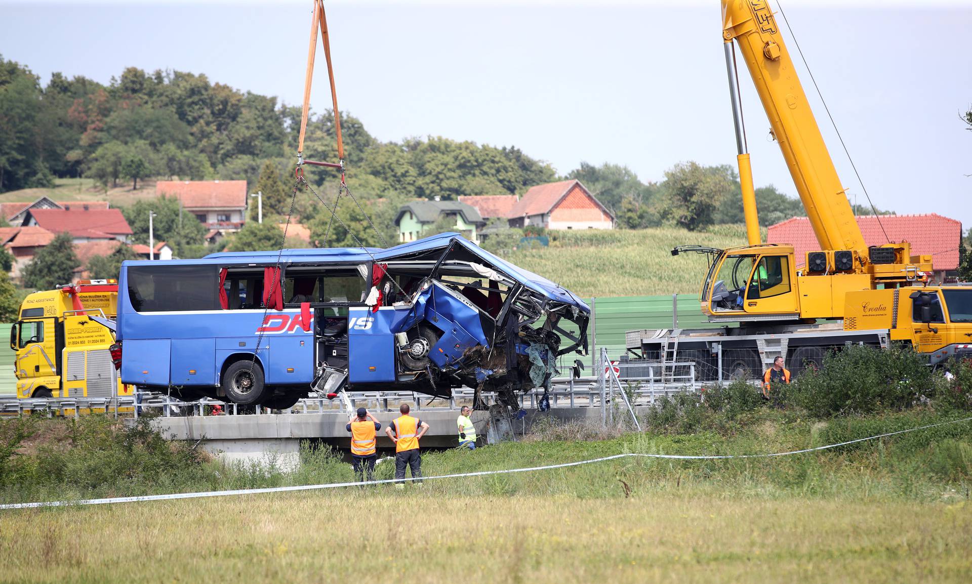 Teška nesreća na A4: Izvlačenje autobusa nakon nesreće u kojoj je poginulo 12 ljudi