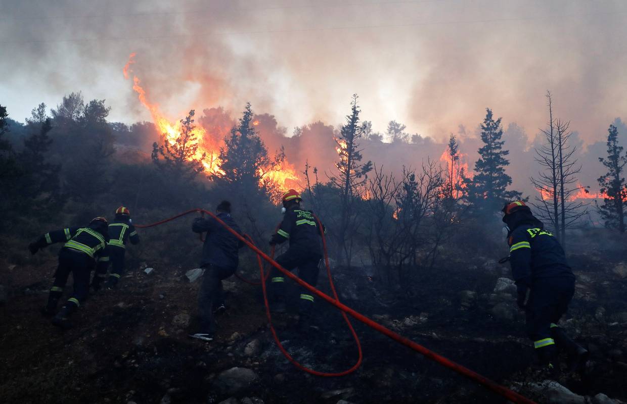Požar zahvatio područje blizu Atene, oštetio kuće i automobile