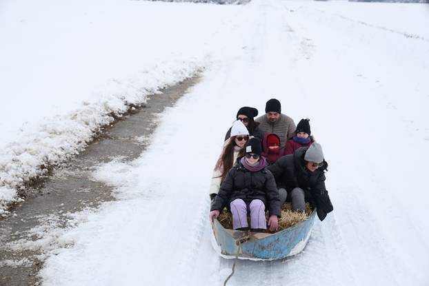 Karadžićevo: Vožnja čamcem po snježnim poljima