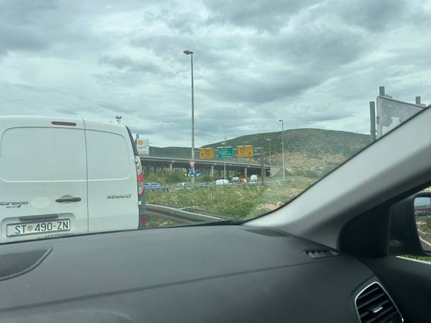 FOTO Prometni kolaps u Splitu! Red za trajekt, vozači bijesni: 'Kolaps je gdje god da kreneš...'