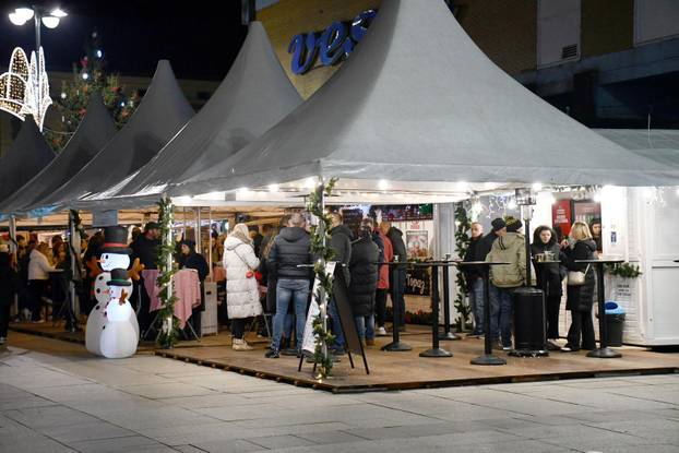 FOTO Čarolija Adventa: Diljem Hrvatske zablistali su gradovi, pogledajte prekrasnu atmosferu