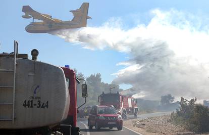 Šibenik: Planula su dva velika požara, gasili i kanaderi