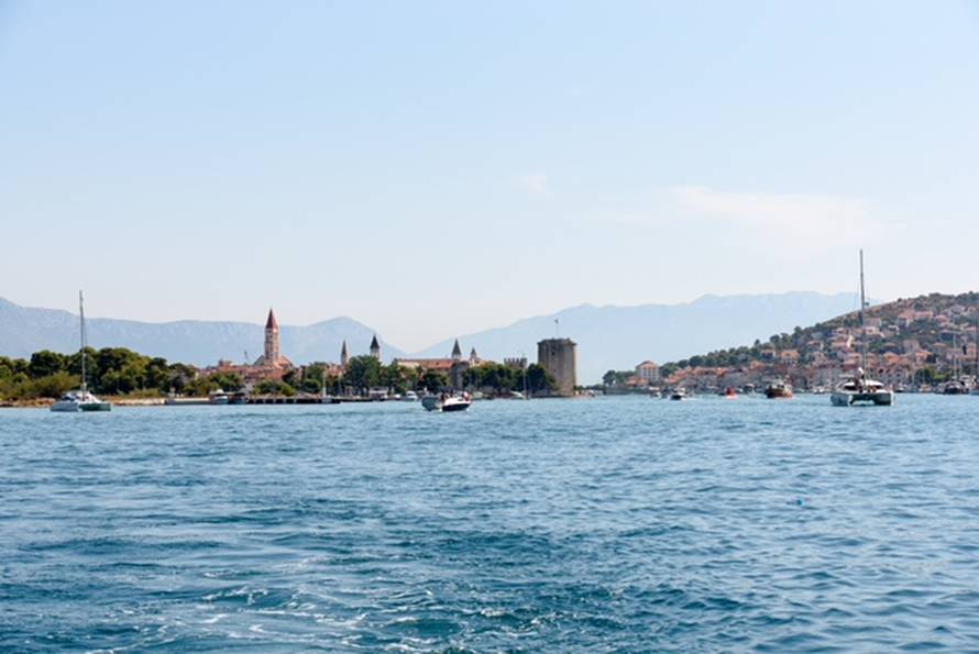 Svećenik s broda 'Sponzoruše' blagoslovio morski 'Križni put'