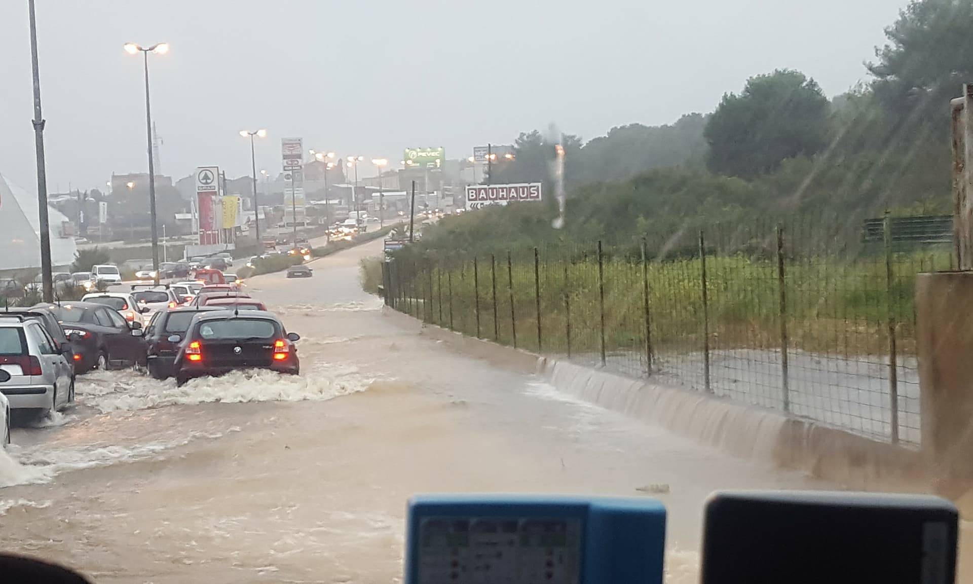 Opći potop u Zadru: Garaže su poplavljene, auti plivaju, kaos...