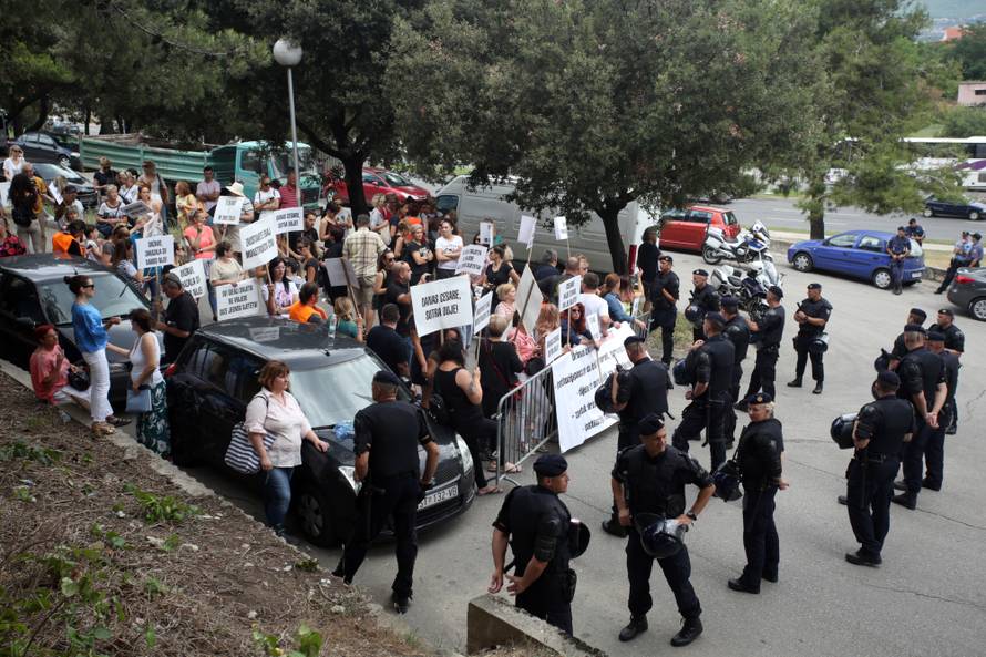 'Cesarea su izveli bosog, otac ga je razvlačio po haustoru...'