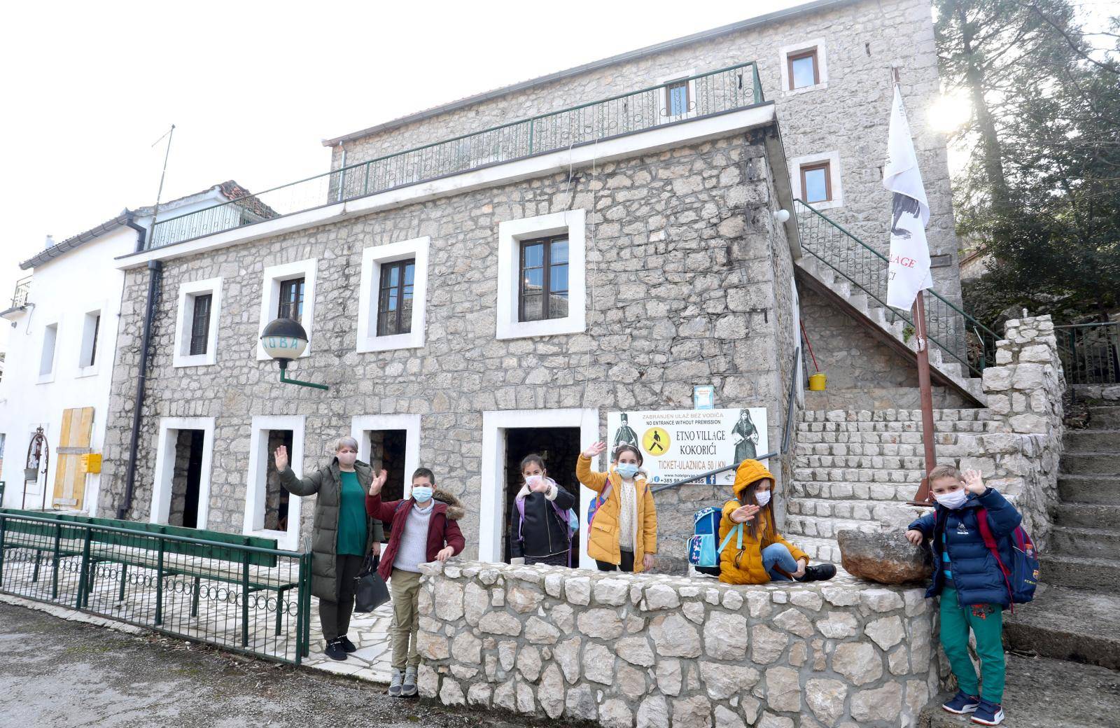 Pet učenika u Kokorićima: Naša škola je u kamenoj kući, lijepo nam je, odavde ne idemo!