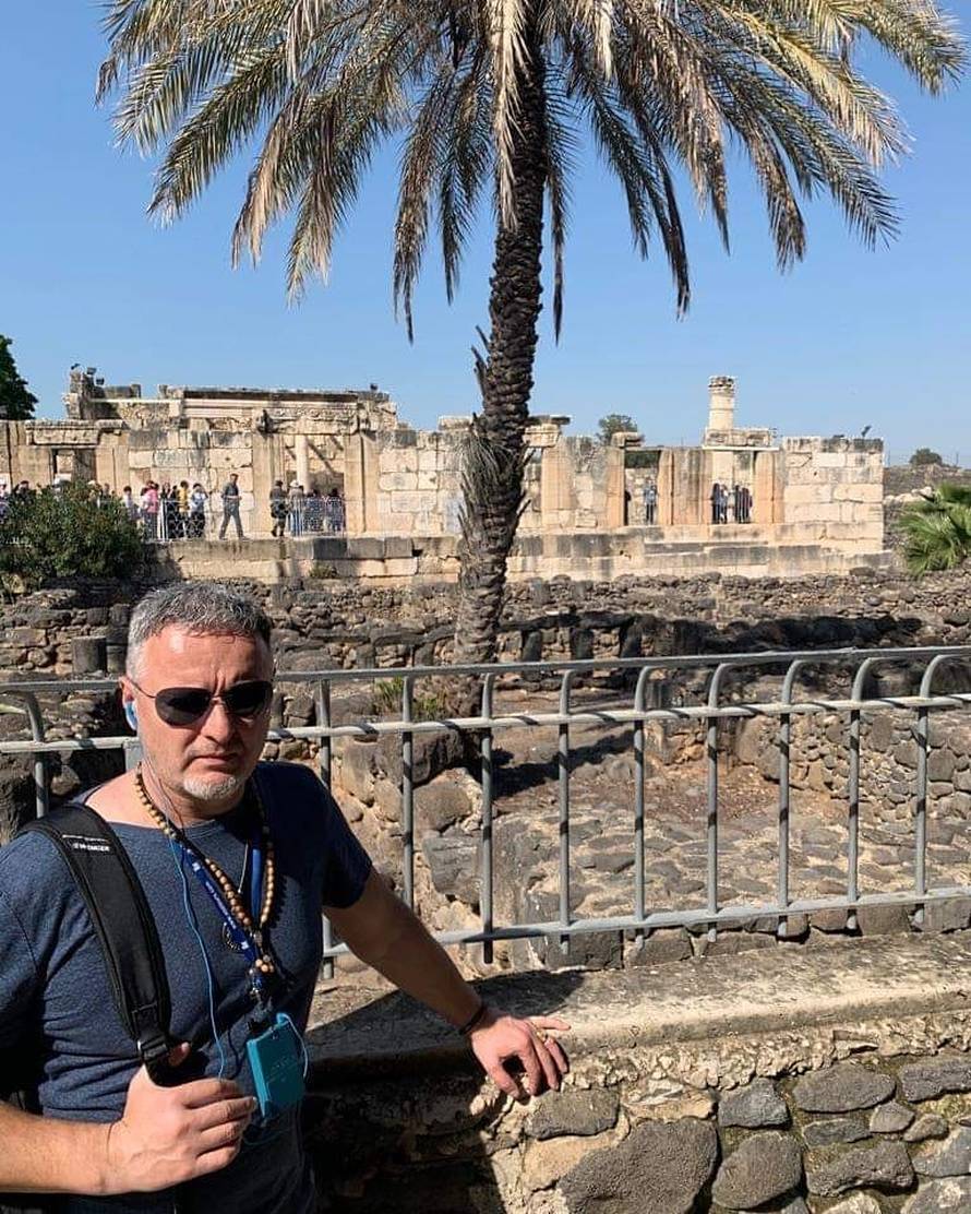 Thompson hodočasti u Izraelu, a fra Ivo ga polijeva vodom...