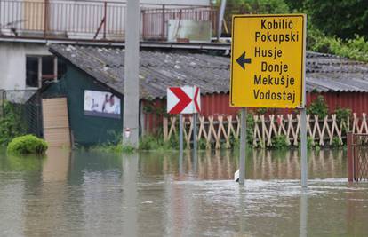 HAK: Zbog vjetra na snazi ograničenja i zabrane, ceste još uvijek zatvorene zbog poplava