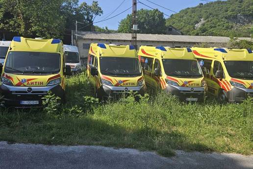 Nova vozila Hitne i dalje trunu na livadi. Obrastaju u travi već mjesecima jer - nemaju GPS!