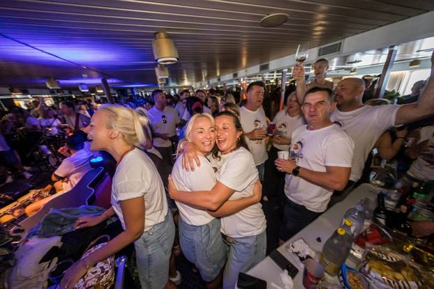 Split: Atmosfera na trajektu koji vozi na koncert Trag u beskraju