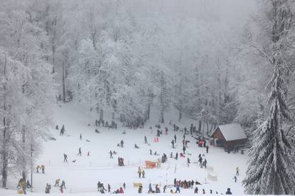 Svi žele na Sljeme! Za Žičaru opet dugi redovi, cesta se zbog gužve morala zatvoriti...