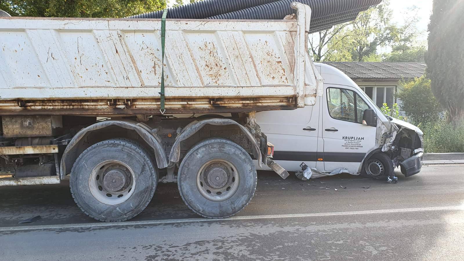 Novi Vinodolski: Kombi pun migranata se zabio u kamion
