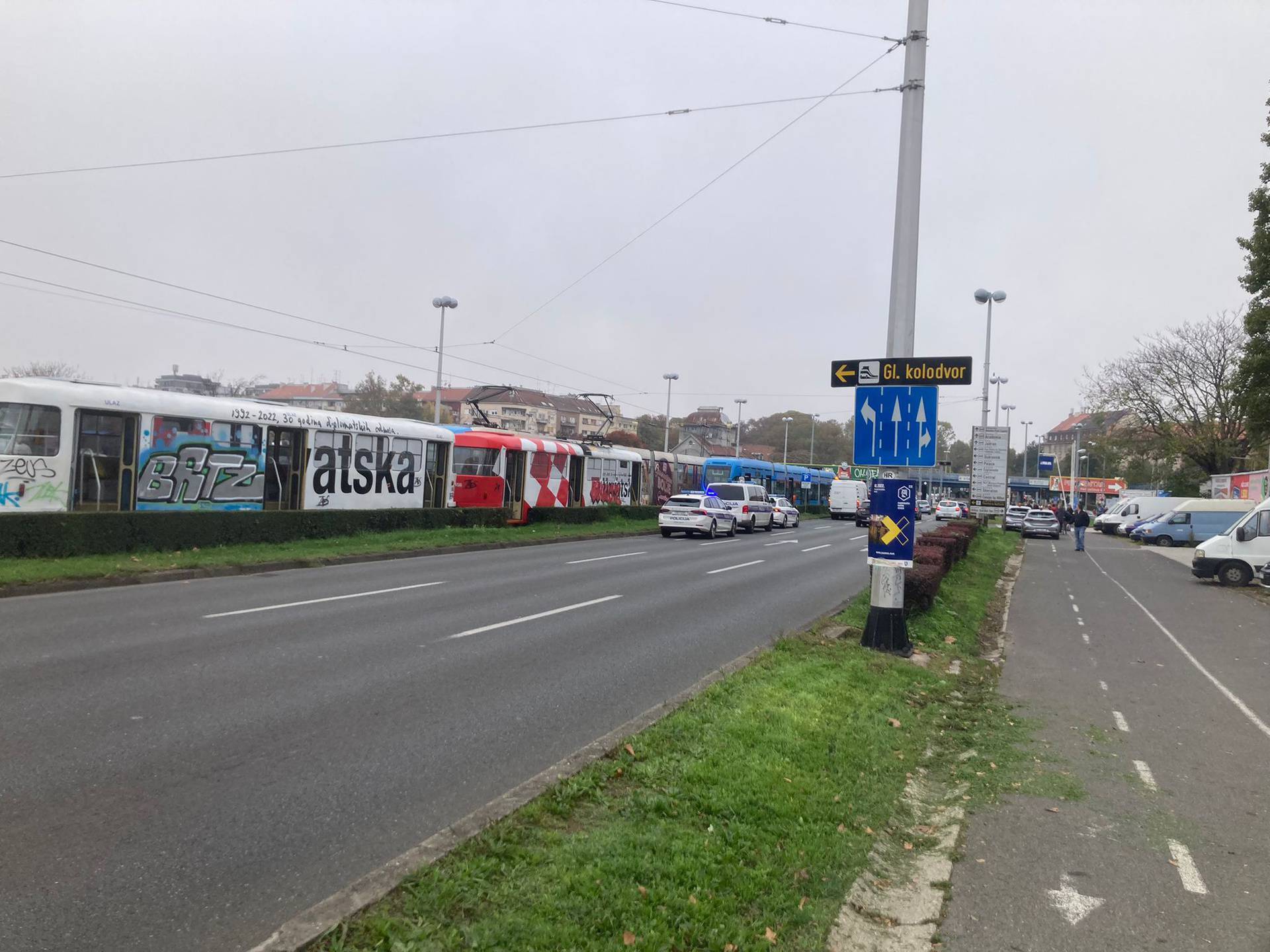 Tramvaj usmrtio pješaka kod kolodvora: 'Mladić je podletio pod tramvaj, zvali su dizalicu'