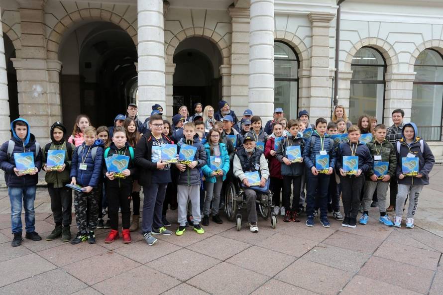 Nije im teško: Osnovnoškolci pomažu beskućnicima na ulici