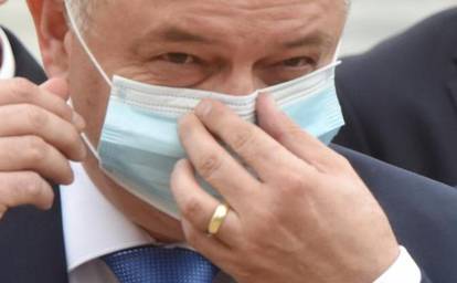 Split: Mijnistar Horvat imao je malih problema sa stavljanjem zaštitne maske